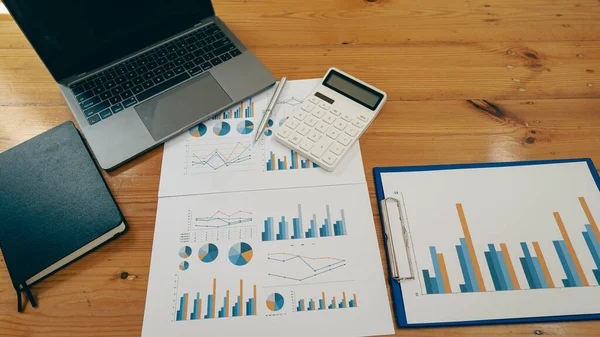 Önizleme iş masasında dizüstü bilgisayar ve grafik doküman hesap makinesi ve ekipman fotokopi sektörü finans bürosu kavramı ile düz yatıyordu