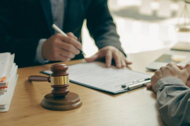 Dava konsepti ve adalet avukatları yasal danışmanlarla çalışırlar. Mahkeme salonunda sanığı cezalandıran iş adamı ve erkek avukat ofiste müvekkille konuşuyor.