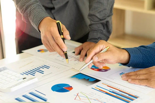 Biznesmenów Długopisami Wskazującymi Wykresy Finansowe Analizy Dyskutuj Planowaniu Kolegów Spotkaniach — Zdjęcie stockowe