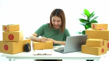 Genç Asyalı işletmeler online bir iş ya da bir fikirle başlar. KOBİ 'li genç kadınlar isim siparişleri almak ve teslimat için evlerinde kutu ve dizüstü bilgisayarlarla çalışıyorlar.
