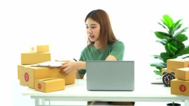 Genç Asyalı işletmeler online bir iş ya da bir fikirle başlar. KOBİ 'li genç kadınlar isim siparişleri almak ve teslimat için evlerinde kutu ve dizüstü bilgisayarlarla çalışıyorlar.