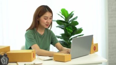 Genç Asyalı işletmeler online bir iş ya da bir fikirle başlar. KOBİ 'li genç kadınlar isim siparişleri almak ve teslimat için evlerinde kutu ve dizüstü bilgisayarlarla çalışıyorlar.