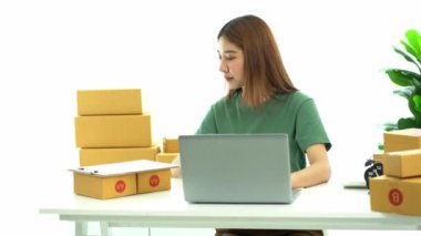 Genç Asyalı işletmeler online bir iş ya da bir fikirle başlar. KOBİ 'li genç kadınlar isim siparişleri almak ve teslimat için evlerinde kutu ve dizüstü bilgisayarlarla çalışıyorlar.