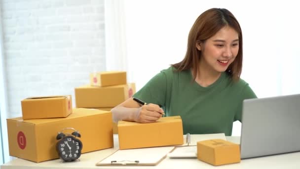 Les Jeunes Entreprises Asiatiques Commencent Par Une Entreprise Ligne Une — Video