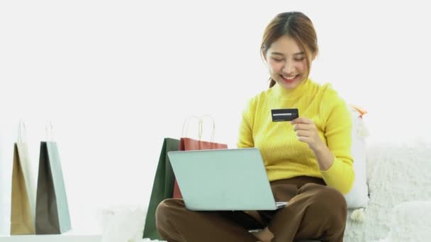 Hermosa Chica Asiática Compras Línea Con Una Tarjeta Crédito Sonriendo — Vídeo de stock