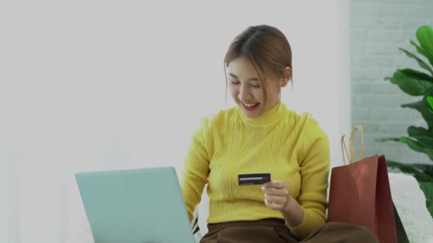 Beautiful Asian Girl Shopping Online Credit Card Smiling Women Using — ストック動画
