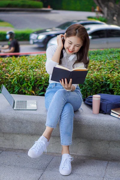 Asijští Studenti Používají Notebooky Studiu Online Přes Internet Mimo Domov — Stock fotografie