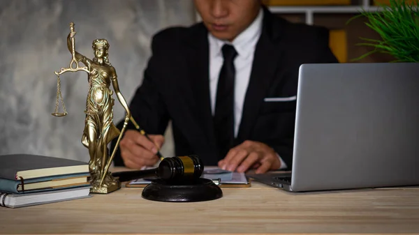 Asiático Meia Idade Advogado Sexo Masculino Que Trabalha Laptop Documentos — Fotografia de Stock