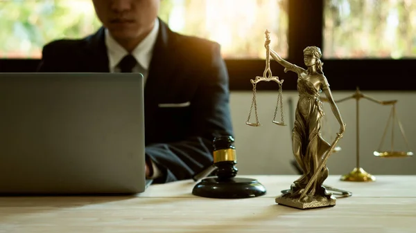 Μεσήλικας Ασιάτης Δικηγόρος Που Εργάζεται Έγγραφα Συμβολαίων Laptop Και Νομικών — Φωτογραφία Αρχείου