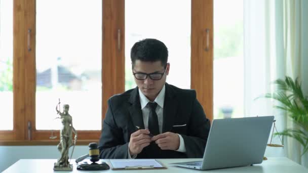 Azjatycki Adwokat Pracujący Biurze Drewnianym Młotkiem Stole Sądowym Boginią Laptopem — Wideo stockowe