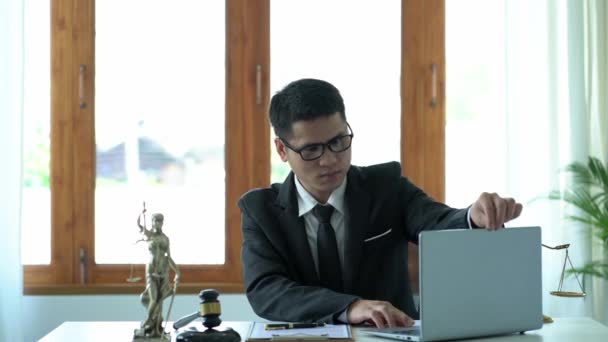 Aziatische Mannelijke Advocaat Werkt Het Kantoor Met Houten Hamer Rechtbanktafel — Stockvideo
