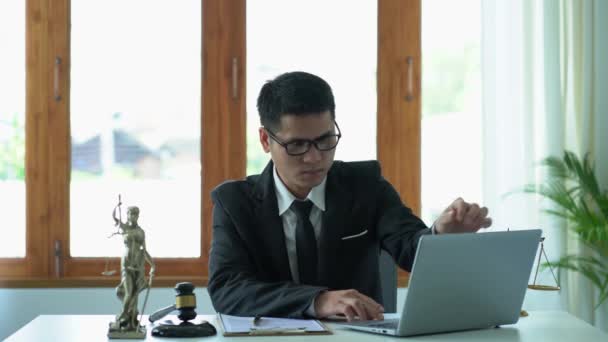 Asiatisk Manlig Advokat Arbetar Kontoret Med Trähammare Rättssalen Bord Och — Stockvideo