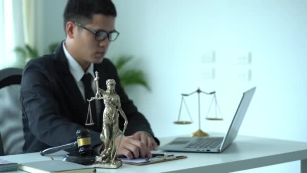 Asian Male Lawyer Working Office Wooden Hammer Courtroom Table Goddess — Vídeos de Stock