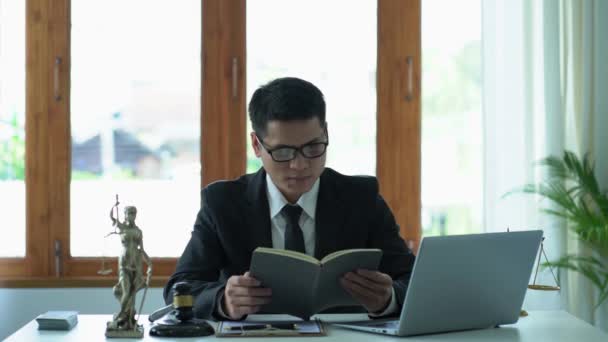 Advogado Masculino Asiático Trabalhando Escritório Com Martelo Madeira Mesa Tribunal — Vídeo de Stock