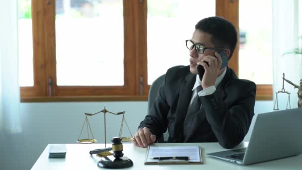 Asyalı Bir Erkek Avukat Mahkeme Masalarında Tahta Çekiçlerle Adalet Hukuk — Stok video