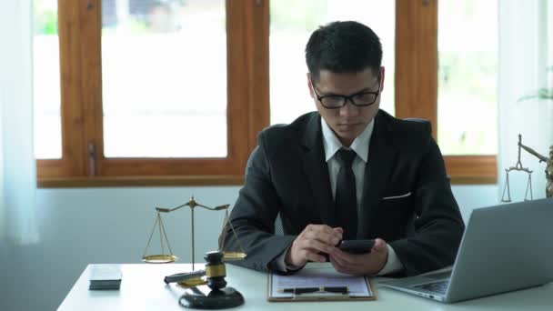 Asyalı Bir Erkek Avukat Mahkeme Masalarında Tahta Çekiçlerle Adalet Hukuk — Stok video