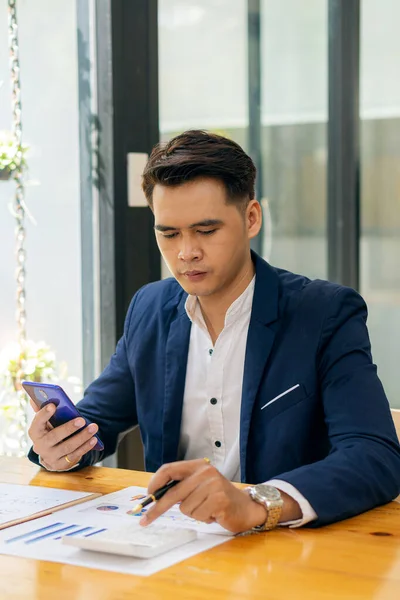 Asian Businessmen Use Smartphones Calculators Calculate Numbers Accounting Analytics Tasks — Stock fotografie