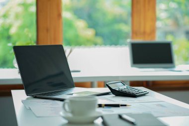 İş fikirleri, belgeler, finansal grafikler ve hesap makineli dizüstü bilgisayarlar..