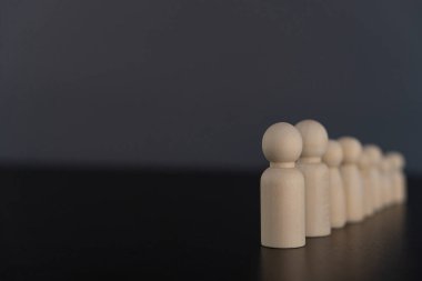 Organizasyon liderleri olan bir grup tahta kukla organizasyon stratejileri oluşturmak için takım olarak çalışıyorlar. İş rekabeti organizasyonda başarılı kişileri sıraladı