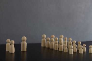 Organizasyon liderleri olan bir grup tahta kukla organizasyon stratejileri oluşturmak için takım olarak çalışıyorlar. İş rekabeti organizasyonda başarılı kişileri sıraladı