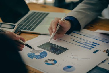 Yeni iş projeleri üzerinde çalışmak ve beyin fırtınası yapmak ve finansal veri ve grafik raporlarını tartışmak için iş danışmanlığı toplantıları. Takım çalışması toplantı konsepti