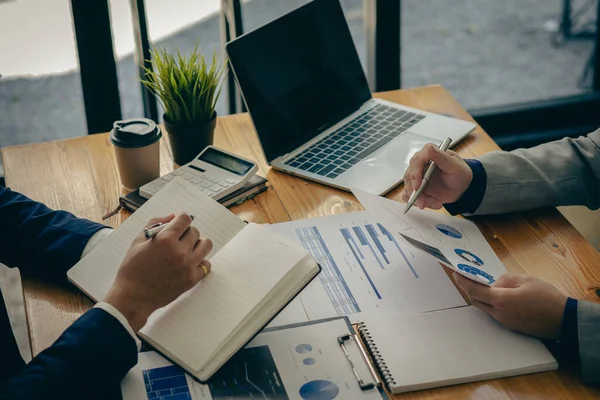 Yeni iş projeleri üzerinde çalışmak ve beyin fırtınası yapmak ve finansal veri ve grafik raporlarını tartışmak için iş danışmanlığı toplantıları. Takım çalışması toplantı konsepti