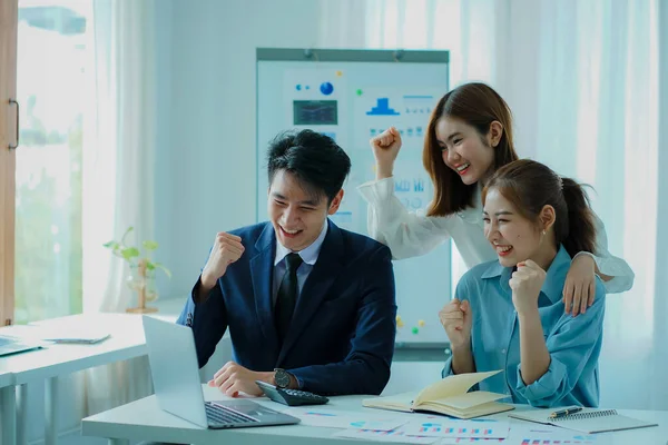 Takım olarak çalışan bir grup Asyalı iş adamı bir finansal tabloyu analiz eder ya da bir pazarlama planını tartışır. Kadın liderler yeni iş stratejileri sunar ve planlarlar. takım çalışması konsepti