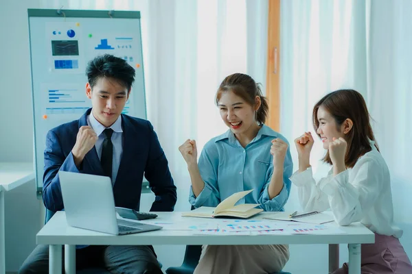 Takım olarak çalışan bir grup Asyalı iş adamı bir finansal tabloyu analiz eder ya da bir pazarlama planını tartışır. Kadın liderler yeni iş stratejileri sunar ve planlarlar. takım çalışması konsepti