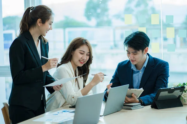 Takım olarak çalışan bir grup Asyalı iş adamı bir finansal tabloyu analiz eder ya da bir pazarlama planını tartışır. Kadın liderler yeni iş stratejileri sunar ve planlarlar. takım çalışması konsepti
