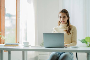 Küçük işletme sahipleri, çalışanlar, serbest çalışanlar, çevrimiçi, KOBİ, pazarlama, ekommerce, internet pazarlama kavramları.