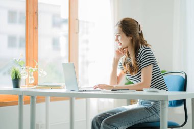 Küçük işletme sahipleri, çalışanlar, serbest çalışanlar, çevrimiçi, KOBİ, pazarlama, ekommerce, internet pazarlama kavramları.