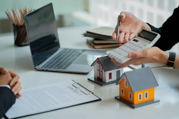 Home Sales Home Verzekeringen Ideeën Makelaars Bieden Rentetarieven Bespreken Voorwaarden — Stockfoto