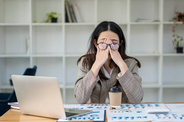 Tired Asian Businesswoman Appears Sleepy She Sits Her Desk Financial — 스톡 사진