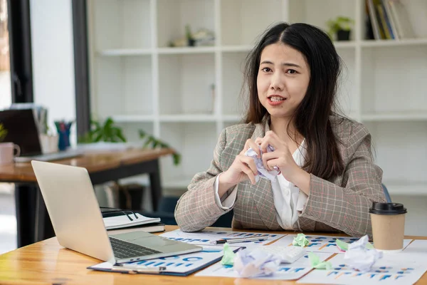 Mau Humor Mulher Negócios Asiática Documento Trabalho Gráfico Financeiro Menina — Fotografia de Stock