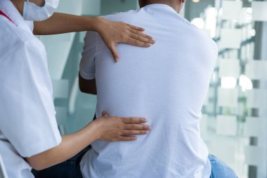 Kayropraktik Osteopati tedavisi, sırt ağrısı giderici. Yaşlı erkek hastalar için fizyoterapi. Doktor, hastanın sırt problemlerine danışmanlık yapıyor. Fizik tedavi kavramı.