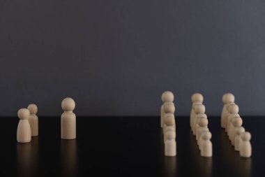 Takım çalışması için insan kukla seçildi. Liderleri atamak için farklı seviyelerde tahta kuklalar ve takım çalışması liderlik konsepti planlamak. ve iş planlaması