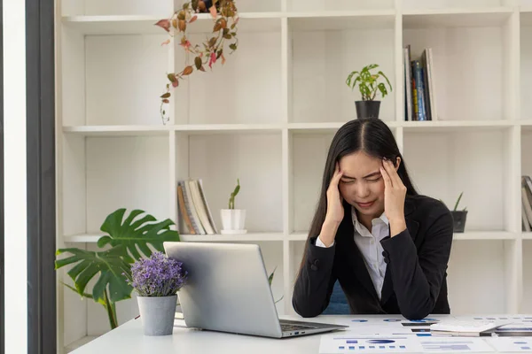 Asian Businesswoman Having Headache Work Analyzing Financial Graphs Laptop Office — Fotografia de Stock