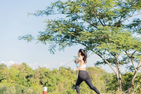 公園で屋外で運動しているアジアの女性の肖像画 彼女は健康のためにジョギングしている — ストック写真