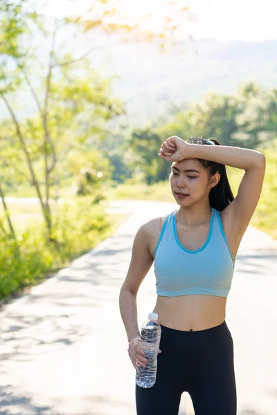 アジアの女性は健康のために運動する前に伸びます 屋外公園でストレッチしながら 水平画像 女性ランナーは夕方のランニングやジョギングのために暖まります — ストック写真