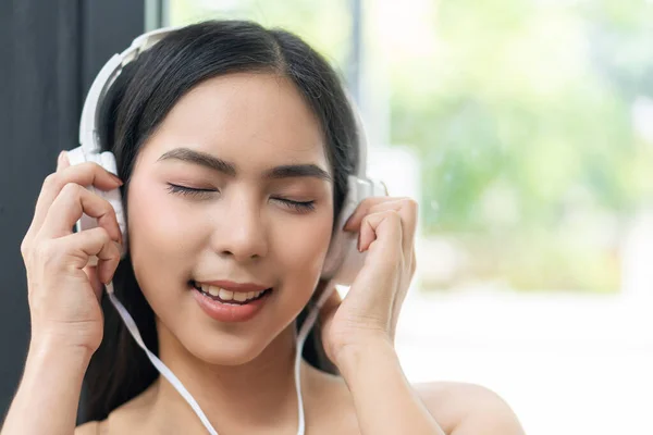 Les Femmes Asiatiques Détendent Portant Des Écouteurs Pour Écouter Musique — Photo