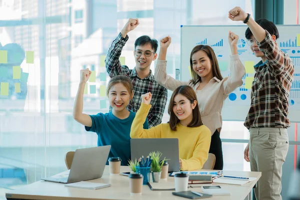 Bir grup Asyalı iş adamı dizüstü bilgisayarlarda beyin fırtınası yapıyor. Çalışmaya kararlı Asyalı genç iş adamlarının toplantısı. Yaratıcı iş ekibi ofiste birlikte oturuyor.