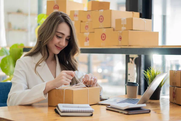 Küçük İş Kurma, KOBİ Girişimcisi veya Serbest Asyalı Kadın Laptop Kullanımı, Kutu Teslimatı, Çevrimiçi Pazarlama ve Teslimat, KOBİ Konseptleri ile Başarılı Asyalı Kadın.