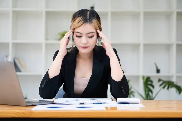 Mulher Asiática Com Dor Cabeça Trabalhando Laptop Analisando Gráficos Financeiros — Fotografia de Stock