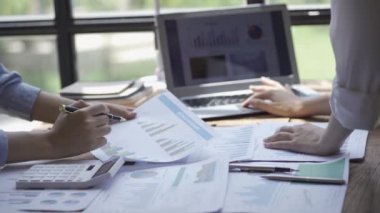 Girişimcilerden oluşan bir ekip, bir iş grafiği, girişimciler ve iş arkadaşları üzerinde çalışan verileri iş ve pazarlama girişimleri için analiz eder.