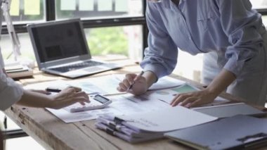 Asya 'daki genç işletmeler beyin fırtınası projelerinde birlikte çalışıyorlar. Birlikte bir strateji planlayarak küçük bir şirket kurmak, bir kalem tutmak, bir grafiği işaret etmek ve mali raporları analiz etmek..