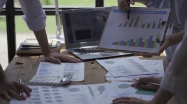 Mutlu Asyalı İş Kadınları Toplantısı Beyin Fırtınası İş Arkadaşları Projesi Mali Grafik Belgesi Birlikte Çalışıyor Başarı İçin Stratejik Planlama Ofiste ekip olarak çalışmanın keyfini çıkarın.