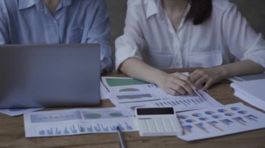 Asya 'daki genç işletmeler beyin fırtınası projelerinde birlikte çalışıyorlar. Birlikte bir strateji planlayarak küçük bir şirket kurmak, bir kalem tutmak, bir grafiği işaret etmek ve mali raporları analiz etmek..