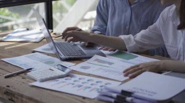 Mutlu Asyalı İş Kadınları Toplantısı Beyin Fırtınası İş Arkadaşları Projesi Mali Grafik Belgesi Birlikte Çalışıyor Başarı İçin Stratejik Planlama Ofiste ekip olarak çalışmanın keyfini çıkarın.