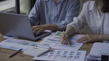 Mutlu Asyalı İş Kadınları Toplantısı Beyin Fırtınası İş Arkadaşları Projesi Mali Grafik Belgesi Birlikte Çalışıyor Başarı İçin Stratejik Planlama Ofiste ekip olarak çalışmanın keyfini çıkarın.