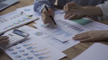 Mutlu Asyalı İş Kadınları Toplantısı Beyin Fırtınası İş Arkadaşları Projesi Mali Grafik Belgesi Birlikte Çalışıyor Başarı İçin Stratejik Planlama Ofiste ekip olarak çalışmanın keyfini çıkarın.